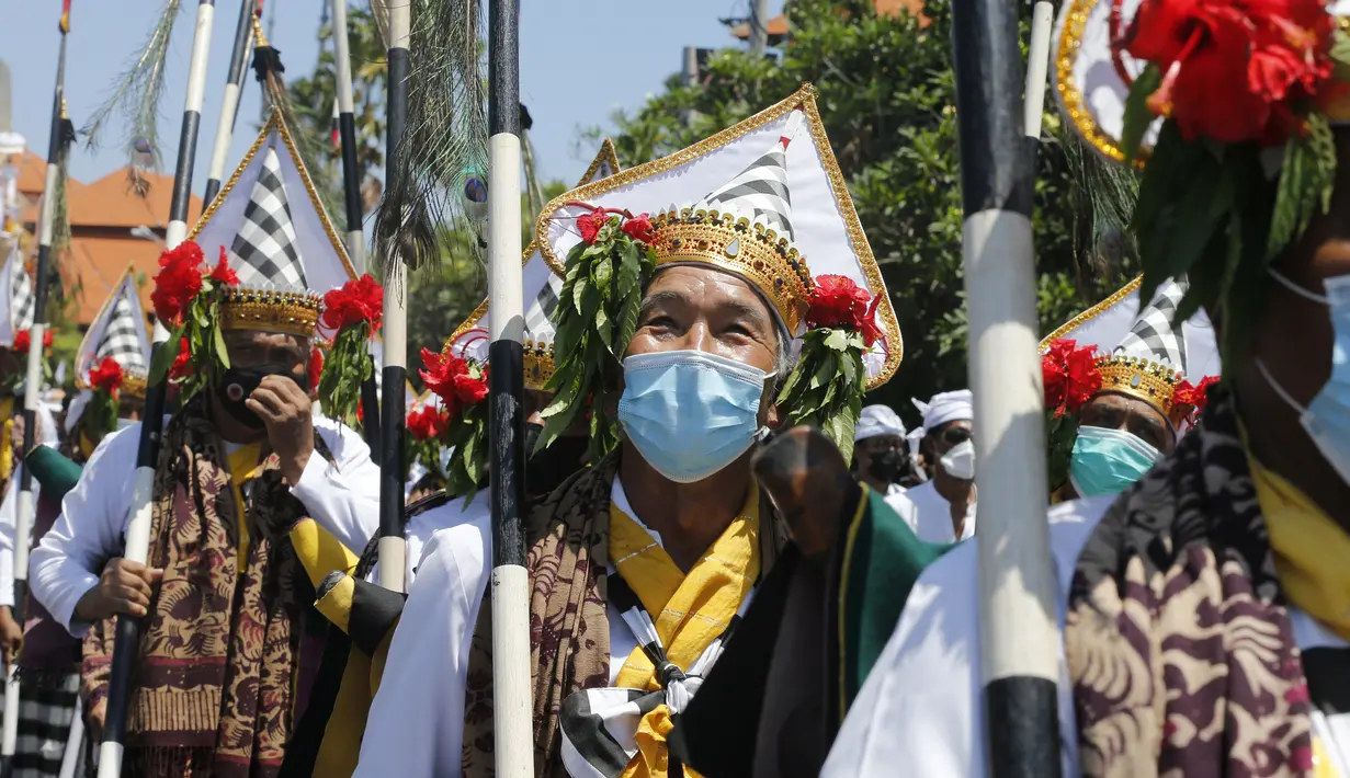 Penari Bali dalam parade pakaian prajurit tradisional saat upacara Ngaben terhadap Ida Pedanda Nabe Gede Dwija Ngenjung di Denpasar, Jumat (8/10/2021). Upacara Ngaben itu merupakan upacara Ngaben berskala besar pertama di masa pandemi setelah turunnya level PPKM di Bali. (AP Photo/Firdia Lisnawati)