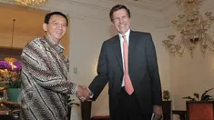 Gubernur DKI, Basuki T Purnama (kiri) bersalaman dengan duta besar Amerika Robert O. Blake, Jr, Jakarta, Senin (8/6/2015). Robert melaporkan gedung kedutaan amerika yang sedang di bangun di Jalan Medan Merdeka Selatan. (Liputan6.com/Herman Zakharia)