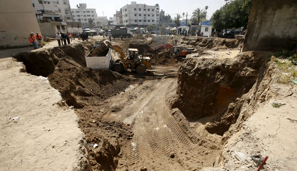 Alat berat excavator dioperasikan untuk melakukan penggalian, setelah arkeolog menemukan bagian dari bagunan gereja Bizantium yang berusia sekitar 1.500 tahun lalu di kota Gaza, Senin (4/4/2016). (REUTERS/Mohammed Salem)