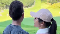 Dirangkul Kaesang Pangarep, Erina Gudono Pakai Topi Gucci Rp6,9 Juta Saat Main Golf di Korea Selatan (Tangkapan Layar Instagram/erinagudono)