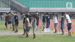 Sejumlah pasien berstatus orang tanpa gejala (OTG) senam bersama di Stadion Patriot Chandrabaga, Bekasi, Jawa Barat, Minggu (27/9/2020). Dari 28 pasien OTG, beberapa di antaranya mengikuti senam di arena stadion karena masih menunggi hasil pemeriksaan. (Liputan6.com/Herman Zakharia)