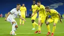 Penyerang Real Madrid Eden Hazard berusaha untuk melewati pertahanan Villarreal pada jornada ketujuh La Liga Spanyol di Santiago Bernabeu, Minggu (26/9/2021) dini hari WIB. Real Madrid hanya mampu bermain imbang tanpa gol kala menjamu Villarreal. (AP Photo/Manu Fernandez)