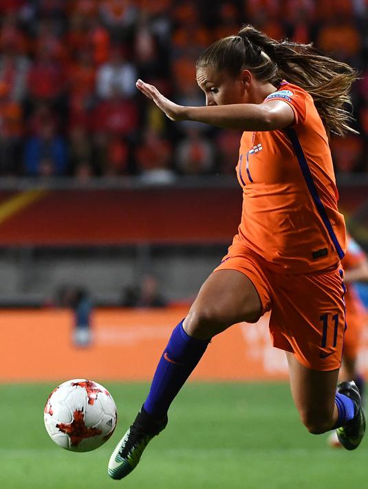Lieke Martens berusaha mengontrol bola saat pertandingan semifinal UEFA Women's Euro 2017 melawan Inggris di Stadion FC Twente, di Enschede (3/8). Lieke Martens merupakan pemain tim nasional wanita Belanda. (AFP Photo/John Thys)