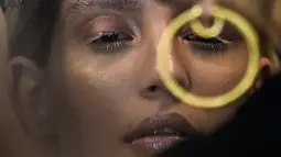 Model saat dirias di belakang panggung sebelum tampil membawakan busana Jay Star Jeans di Colombiamoda sebagai bagian dari Colombia Fashion Week di Medellin, Departemen Antioquia, Kolombia (25/7). (AFP Photo/Joaquin Sarmiento)