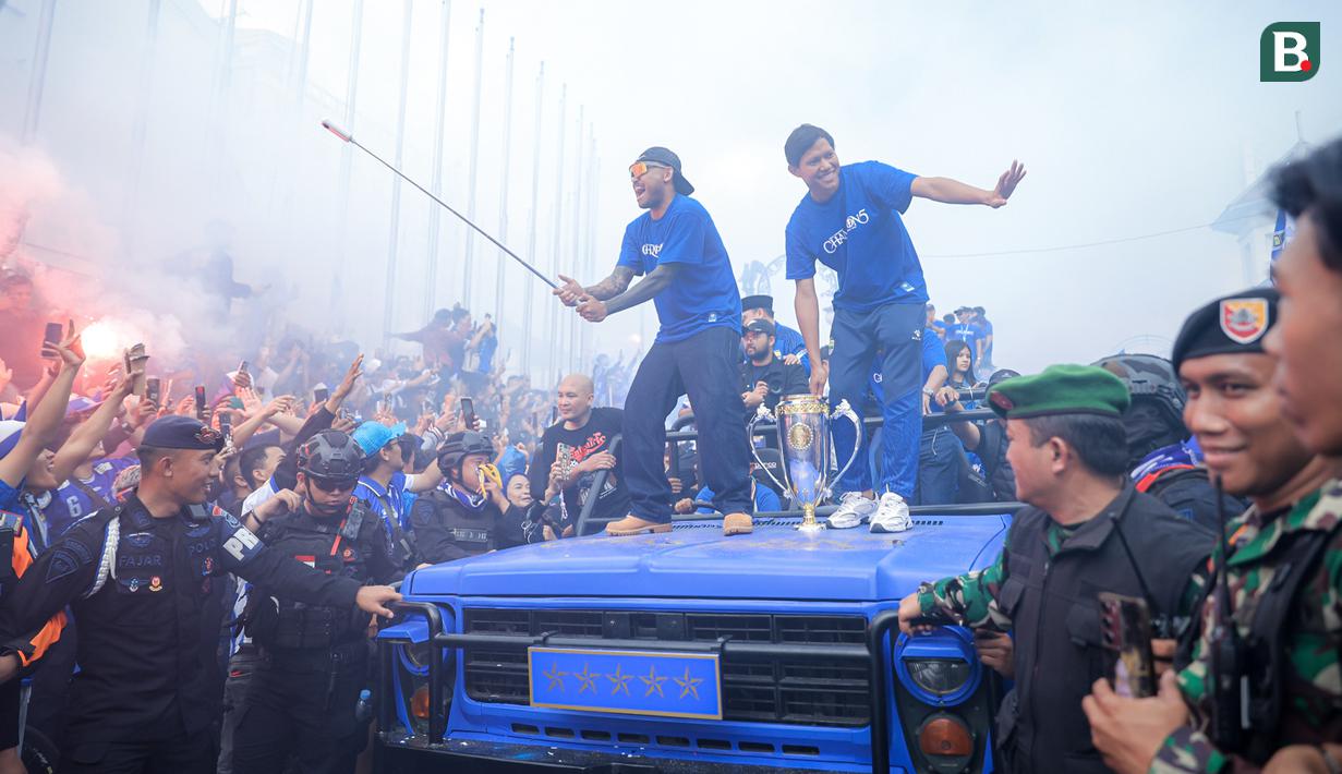 Pemain Persib Bandung, Saddil Ramdani (kiri) dan Adam Alis berada diatas mobil dalam pawai juara BRI Super League musim ini di Kota Bandung, Minggu (24/05/2026) pagi WIB. (Bagaskara Lazuardi/Bola.com)