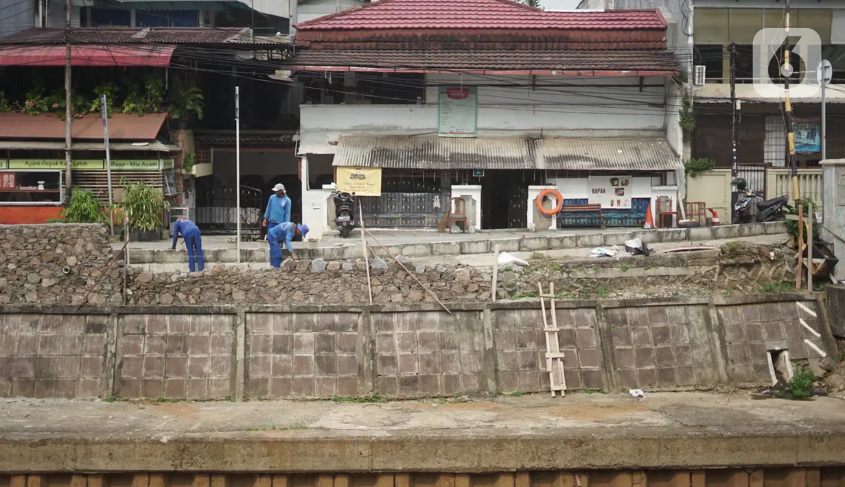 Aktivitas pekerja saat proyek peninggian turap Anak Sungai Ciliwung di kawasan Senen, Jakarta, Rabu (4/11/2020). Peninggian turap dilakukan sebagai langkah mengantisipasi banjir yang berasal dari luapan aliran sungai saat hujan deras. (Liputan6.com/Immanuel Antonius)
