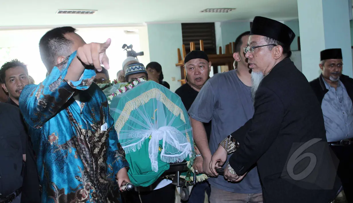 Jenazah komedian Pepeng usai disalatkan di Masjid Baiturrahman, Depok, Jawa Barat, Rabu (6/5/2015). Rencananya Pepeng akan dimakamkan di TPU Jelupang, BSD, Serpong. (Liputan6.com/Helmi Afandi)
