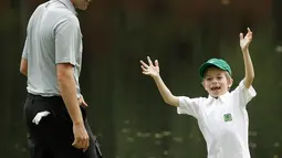 Pegolf Amerika Serikat, Webb Simpson dan putranya, James bereaksi saat hari terakhir mengikuti latihan untuk turnamen golf Masters 2018 di Augusta, Georgia, Rabu (4/4). (AP Photo/Matt Slocum)