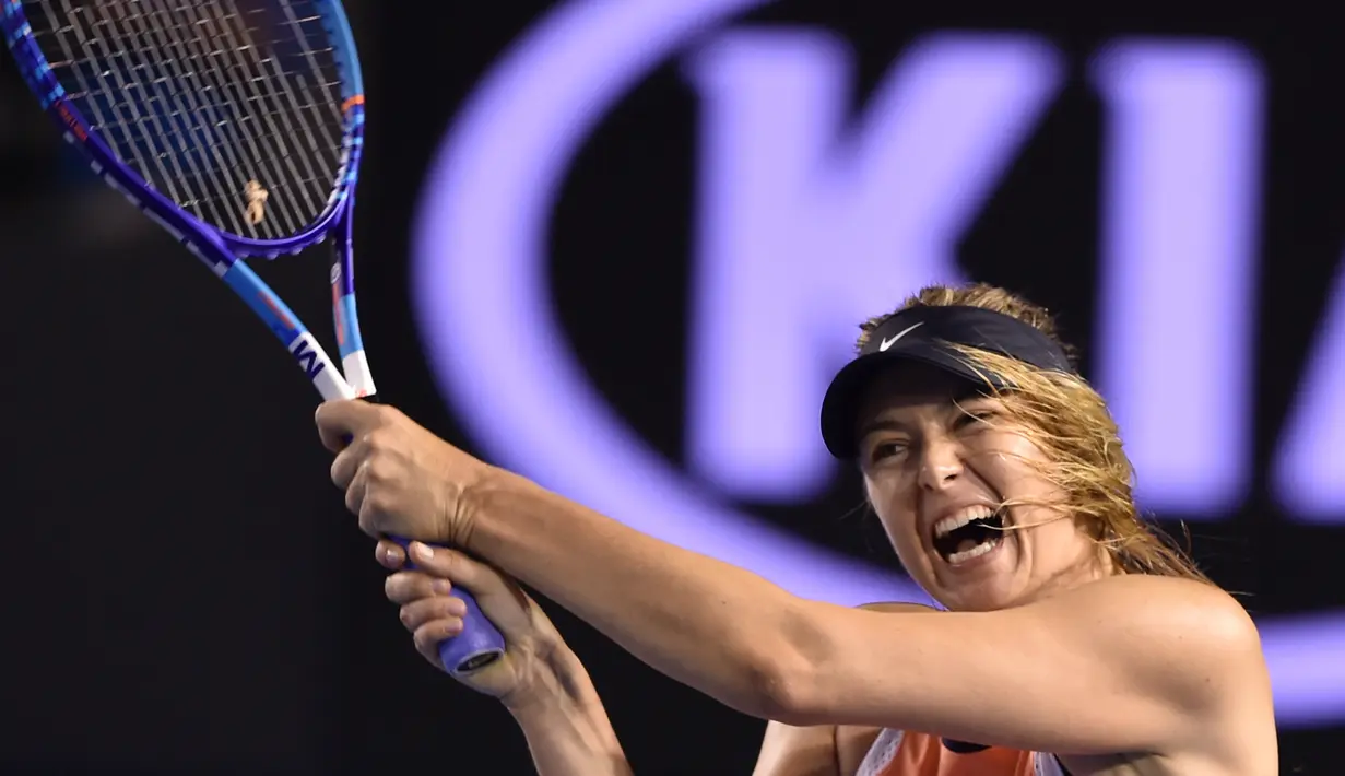 Ekspresi petenis asal Rusia, Maria Sharapova mengembalikan bola pukulan lawannya asal Belarusia Aliaksandra Sasnovich pada pertandingan babak kedua Australia Terbuka di Melbourne, Australia, (20/1/2016). (AFP PHOTO/GREG WOOD)