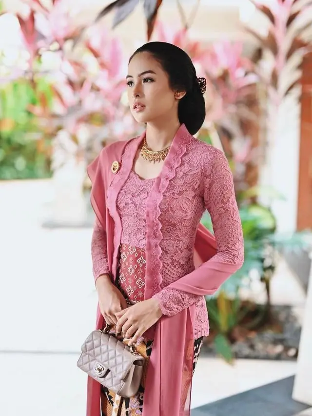 Gaya Maudy Ayunda Hadiri Pernikahan Putri Tanjung, Tampil Anggun Berbalut Kebaya Kutubaru