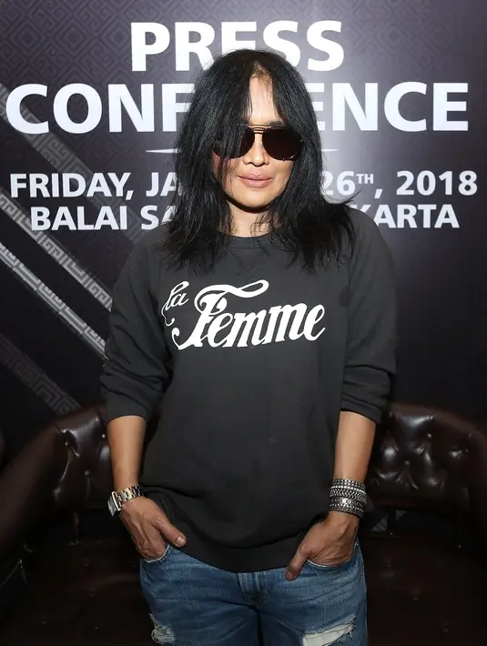 Bukan hanya musik, Atiek CB, yang sudah cukup lama meninggalkan industri musik di tanah air ini juga bercerita sedikit soal kehidupannya di Amerika. Tinggal bersama keluarganya, Atiek hanya menjadi ibu rumah tangga. (Bambang E.Ros/Bintang.com)