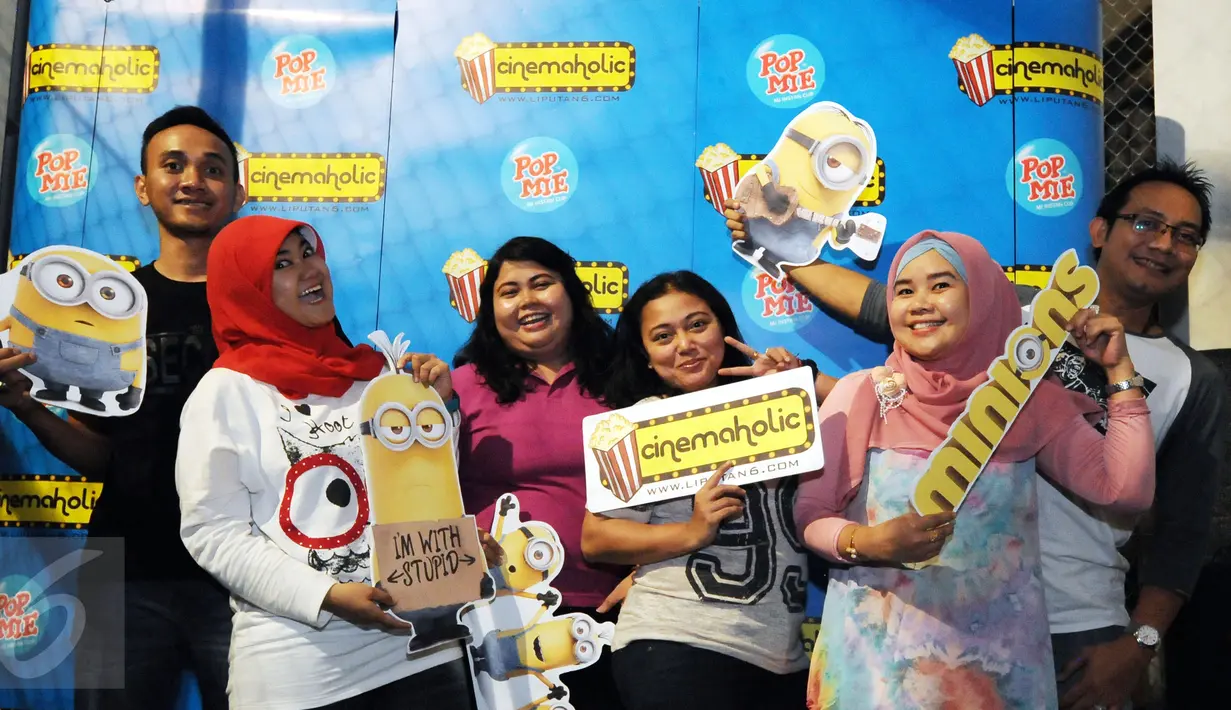 Sejumlah calon penonton bergaya di photo booth jelang menyaksikan film Minions di Bekasi Cyber Park, Minggu (28/6/2015). Film ini bergenre animasi yang dirilis Illumination Entertaiment. (Liputan6.com/Helmi Fithriansyah)