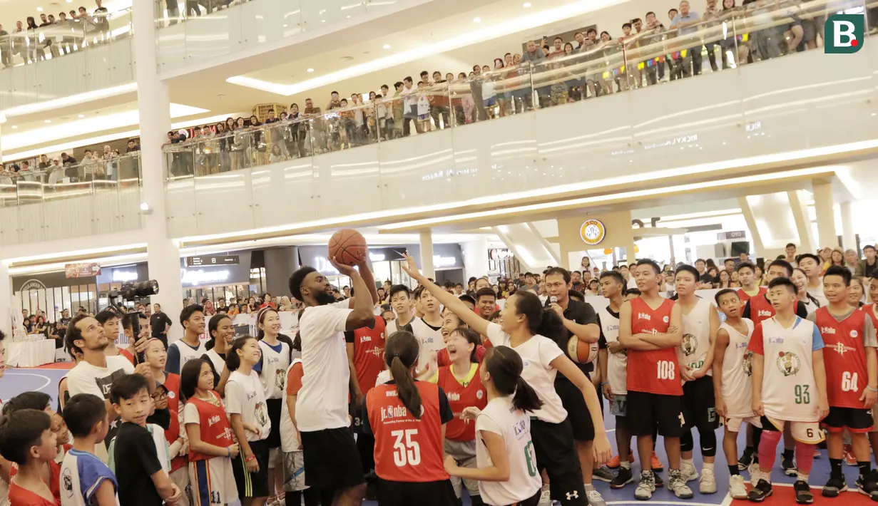Pebasket Boston Celtics, Jaylen Brown, bermain bersama peserta Junior NBA di Pluit Village Mall, Minggu (29/7/2018). 16 anak terpilih menjadi Jr NBA Indonesia All-Star 2018. (Bola.com/M Iqbal Ichsan)