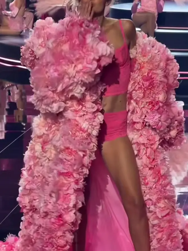 Gigi Hadid Kembali ke Fashion Show Victoria Secret 2025 pakai heels pink. [@voguemagazine]