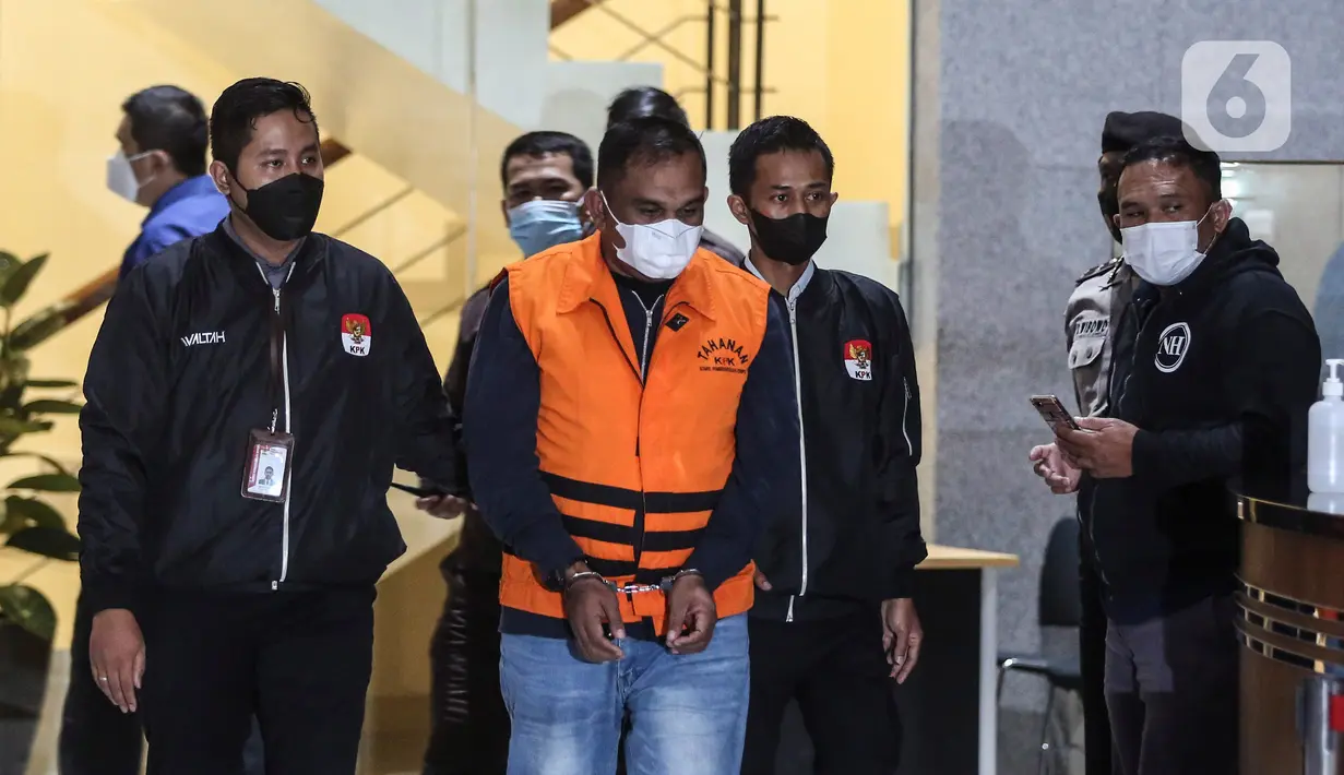 Tersangka mantan Panglima Gerakan Aceh Merdeka (GAM) Izil Azhar atau Ayah Merin, ditahan usai menjalani pemeriksaan di Gedung Merah Putih KPK, Jakarta, Rabu (25/1/2023), pasca ditangkap di Banda Aceh pada Selasa 24 Januari 2023. Izil Azhar yang merupakan orang kepercayaan mantan Gubernur Aceh Irwandi Yusuf, dan sempat masuk dalam Daftar Pencarian Orang (DPO) dan menjadi buronan KPK sejak November 2018, karena diduga menjadi perantara penerima gratifikasi uang "jaminan pengamanan",  dari Board of Management (BOM) PT NS Joint Operation (Nindya Sejati) untuk Gubernur NAD Irwandi Yusuf, terkait proyek pembangunan Dermaga Bongkar pada Kawasan Perdagangan Bebas dan Pelabuhan Bebas Sabang tahun anggaran 2006-2011. (Liputan6.com/Johan Tallo)