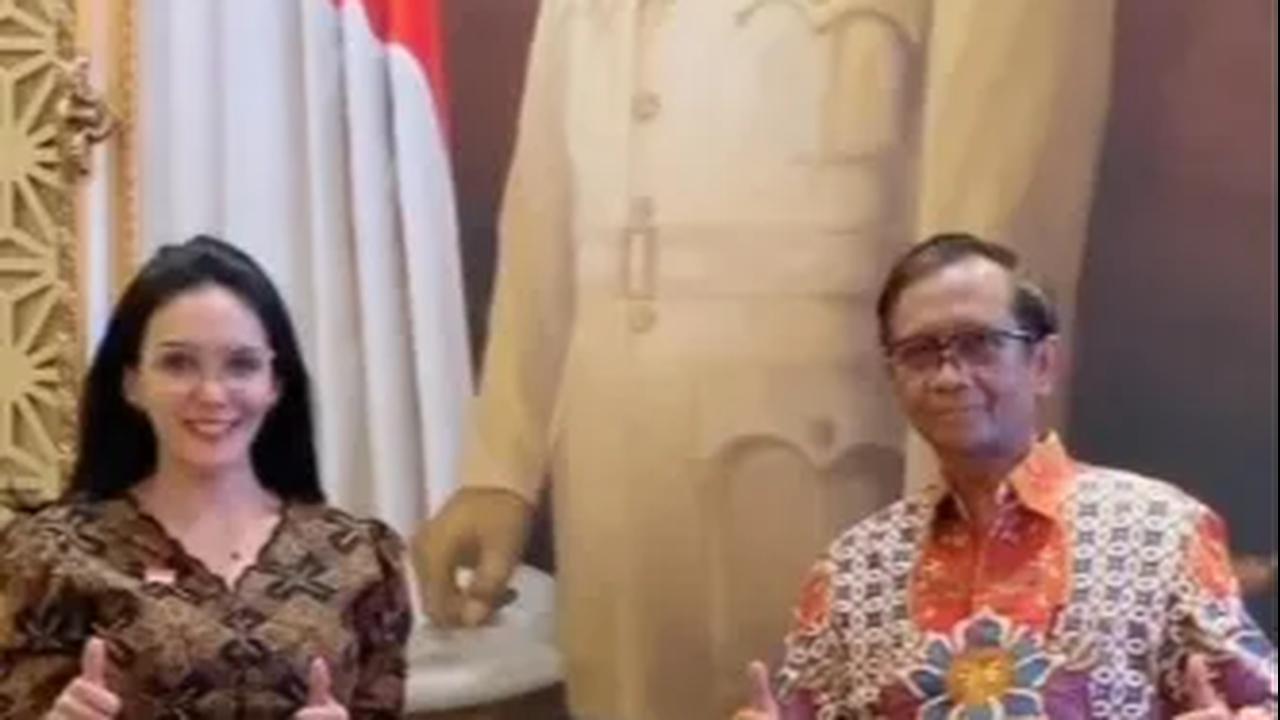 Politisi PDIP Rieke Diah Pitaloka membocorkan ada upaya memaksakan revisi UU Desa dikebut pada bulan November 2023. Perpanjangan itu menyangkut perpanjangan masa jabatan kepala desa menjadi 9 tahun.