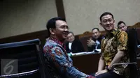 Gubernur DKI, Basuki Tjahaja Purnama bersama stafnya, Sunny Tanuwidjaja menjadi saksi sidang terdakwa Mohamad Sanusi di Pengadilan Tipikor, Senin (4/9). Ahok menjadi saksi atas kasus dugaan suap raperda tentang reklamasi. (Liputan6.com/Faizal Fanani)