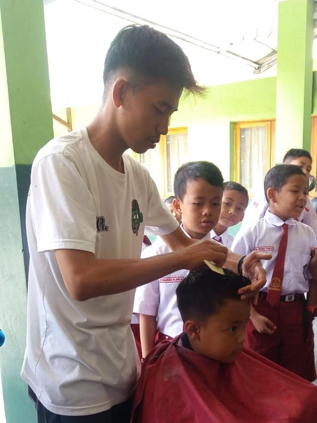 Kejutan Potong Rambut Gratis Ratusan Siswa Sd Di Garut Saat Hari