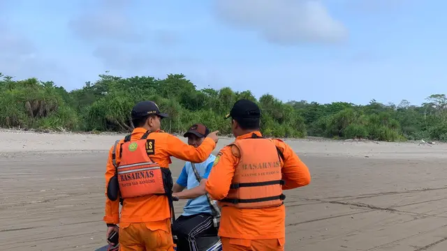 Salah Seorang warga sekitar, nampak tengah dimintai keterangan, dua orang anggiota tim gabungan basarnas Bandun di area sekitar hilangnya Didin, Warga Garut yang terhempas ombas pantai selatan Garut, beberapa waktu lalu