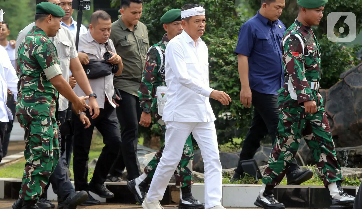 Gubernur Jawa Barat Dedi Mulyadi menghadiri upacara pelepasan 98 peserta program Pembinaan Karakter dan Bela Negara di Markas Divisi Infanteri 1 Kostrad, Cilodong, Kota Depok, Senin (9/6/2025). (Liputan6.com/Herman Zakharia)