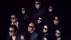 Ini dia kekompakan kesebelasan yang dikenal Gen Halilintar di pemotretan keluarga terbaru. Diarahkan oleh Abqariyyah, putri kelima Geni Faruk, pose keluarga besar Atta ini terlihat keren. Penampilan mereka seolah bak geng mafia ala film laga. (Liputan6.com/IG/@genhalilintar)