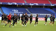 Para pemain Bayern Munchen melakukan pemanasan selama sesi latihan di stadion Da Luz, Lisbon, Portugal (13/8/2020). Bayern Munchen akan bertanding melawan Barcelona pada perempat final Liga Champions di Estadio da Luz. (Rafael Marchante/Pool via AP)