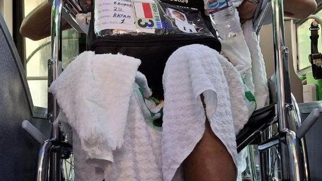Syarif menjelaskan bus shalawat khusus lansia ini telah dirancang khusus untuk pengguna kursi roda. Foto: Media Center Haji 2024 / Faiz Nashrillah<br>