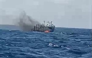 Tangkapan layar rekaman kapal nelayan terbakar di tengah laut di perairan Tanggamus, Lampung. Foto : (Dok. Istimewa).