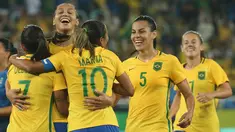 Sejumlah pemain Brasil merayakan gol keempat mereka ke gawang timnas Swedia pada lanjutan sepak bola wanita di Olimpiade Rio 2016,Brasil, (6/8). Brasil menang dengan skor telak 5-1. (REUTERS / Gonzalo Fuentes)