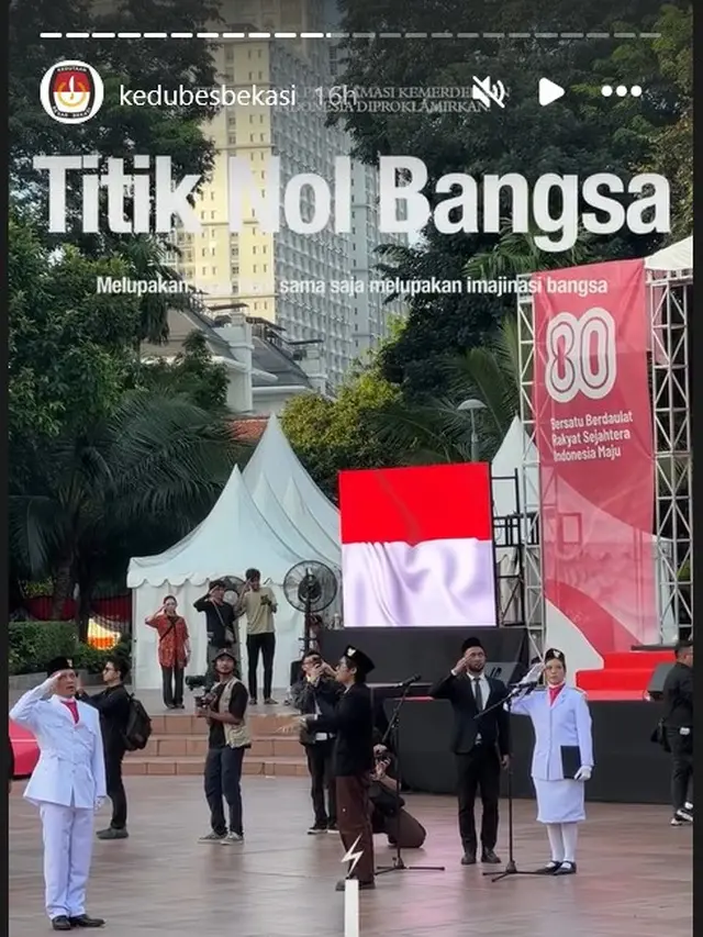 Potret Komika dan Seniman Gelar Upacara Penurunan Bendera
