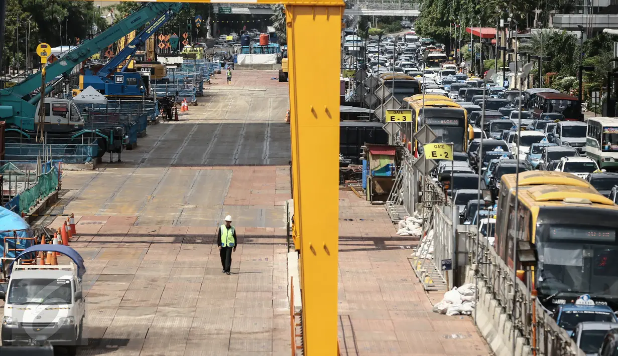 Suasana sepi pembangunan Stasiun Mass Rapid Transit (MRT) Jakarta di Kawasan Bundaran Hotel Indonesia, Jakarta Pusat, Kamis (31/12). Pengerjaan proyek MRT dihentikan sementara untuk peringati tahun baru. (Liputan6.com/Faizal Fanani)