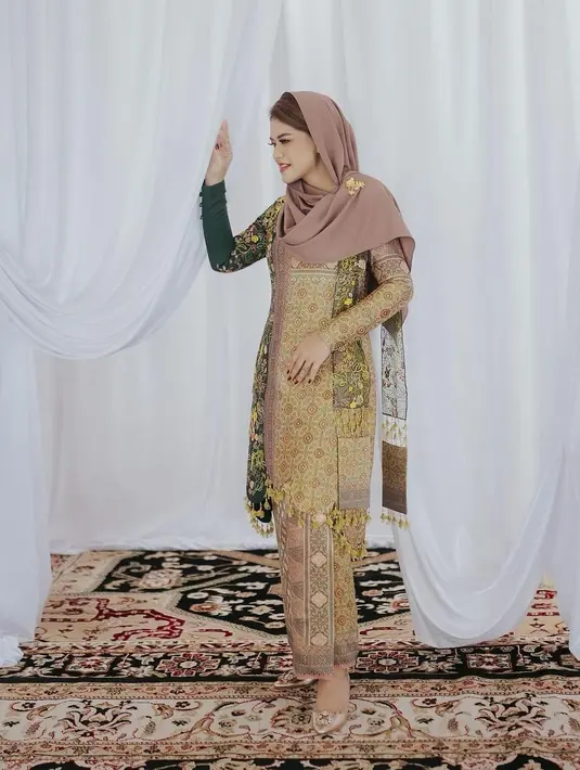Penampilan anggun Kahiyang Ayu dibalut kain songket bungo cino. Perpaduan warna hijau dengan kuning keemasan membaur sempurna saat dikenakan oleh Kahiyang. [Foto: Instagram/melahyarofficial]