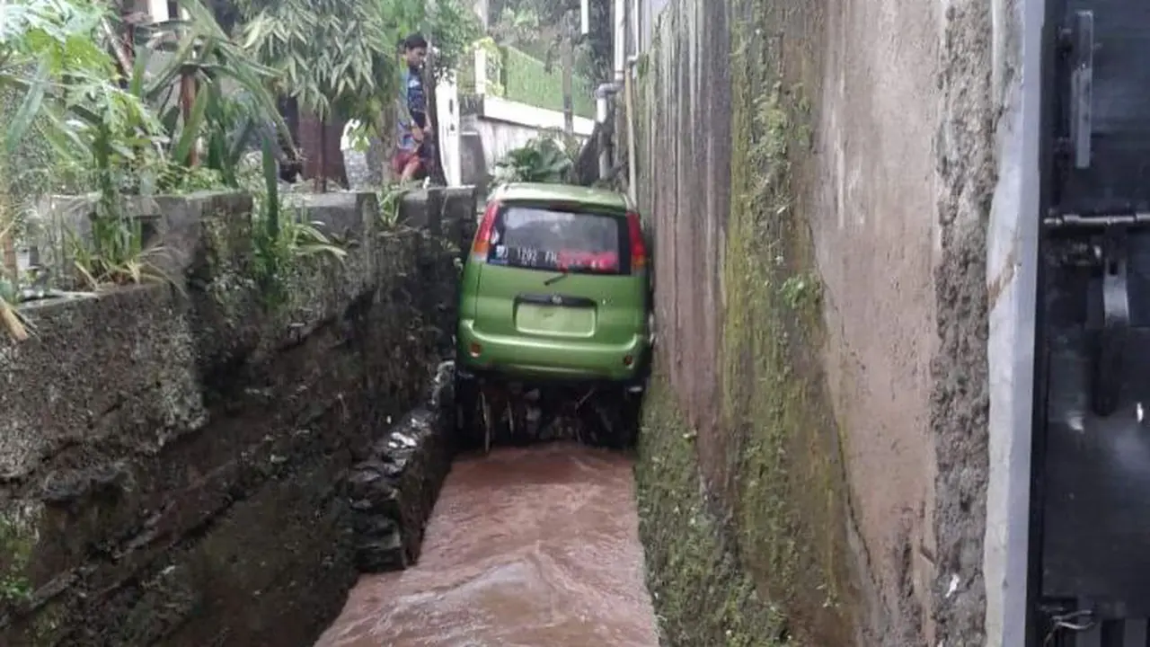 Hyundai Atoz Tak Kuat Tahan Arus Banjir, Berakhir di Sekolan