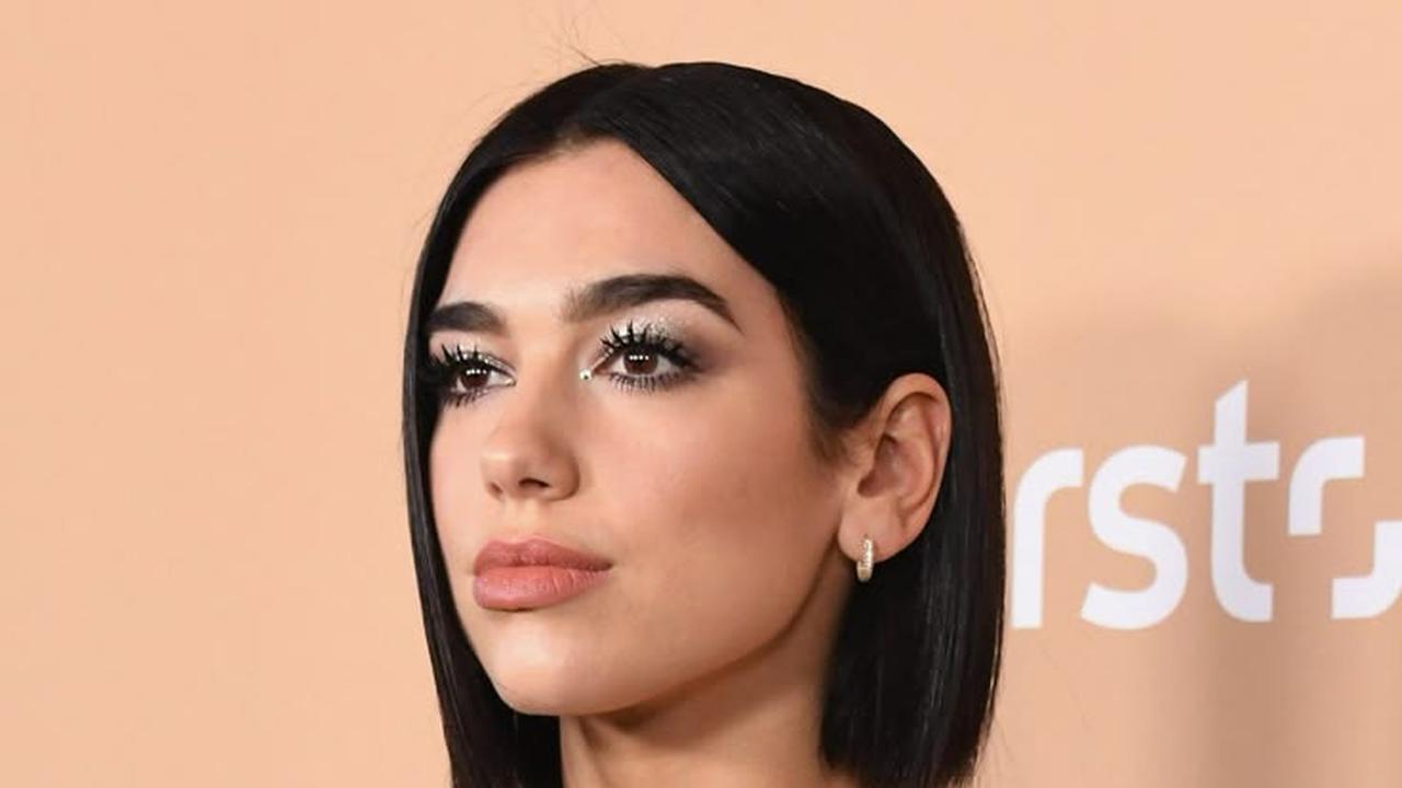 Potret Dua Lipa dengan Rambut Blunt Bob-nya (©Pinterest)