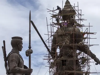 Tampak beberapa patung perunggu para Raja masa lalu Thailand telah berdiri kokoh di Taman Ratchapakdi, Hua Hin, Thailand , Rabu (5/8/2015).  Proyek ini diperkirakan menelan biaya sekitar 700 juta baht ( $ 19.900.000 ). (REUTERS/Athit Perawongmetha)