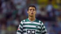 Sporting Lisbon. Di awal kariernya, Cristiano Ronaldo memperkuat Sporting Lisbon selama 1 musim pada 2002/2003. Ia mampu mencetak 5 gol dan 6 assist dari total 31 laga di semua ajang kompetisi. (marca.com)