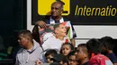 Seorang pria memegang poster kapten timnas Sepak Bola Peru Paolo Guerrero saat menyambut kedatangannya di Lima, Peru (15/5). Guerrero dilarang bermain selama 14 bulan setelah positif menggunakan doping di babak kualifikasi Piala Dunia. (AP/Martin Mejia)