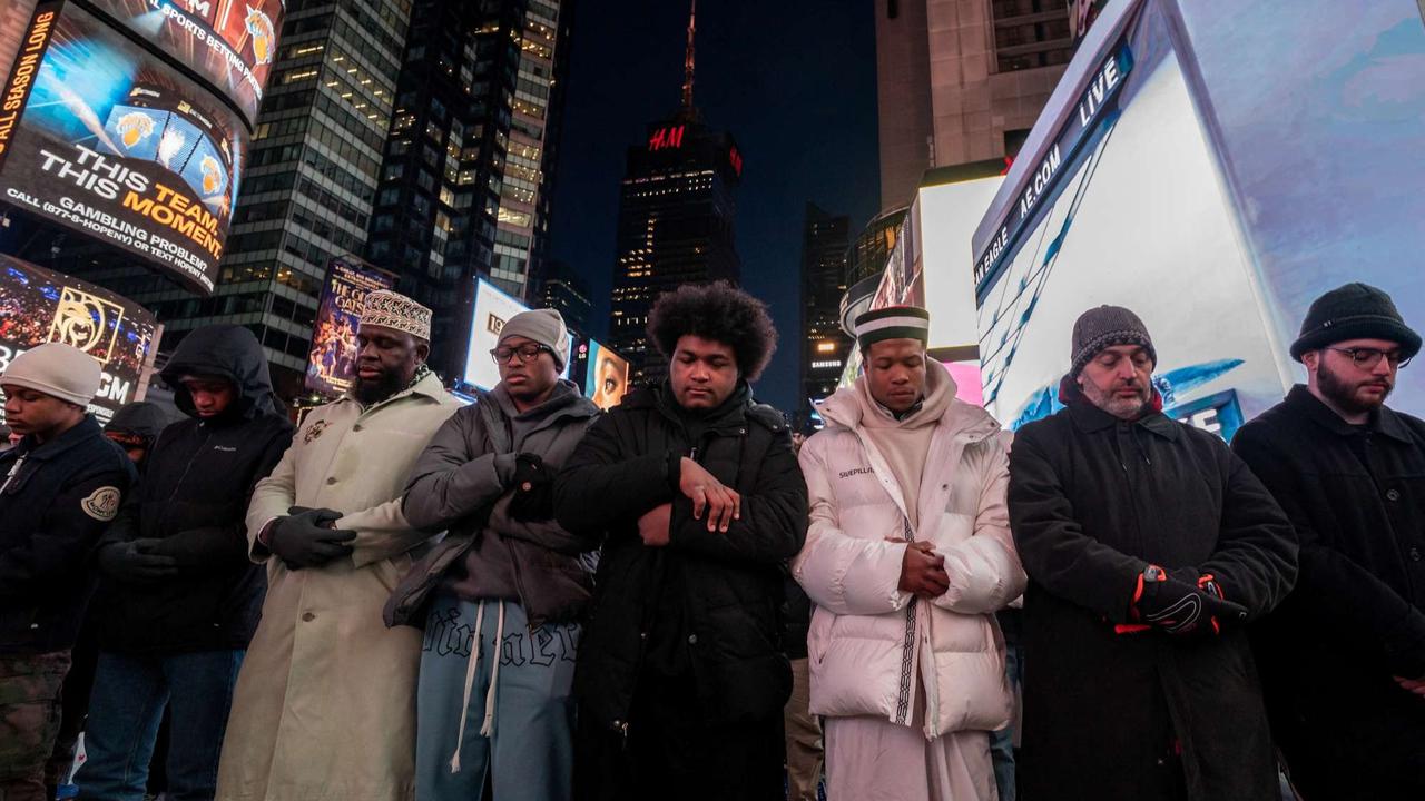 Umat Islam salat tarawih di jalanan New York