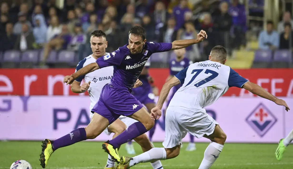 Gelandang Fiorentina, Giacomo Bonaventura berusaha mengontrol bola dari kawalan pemain Lazio, Adam Marusic selama pertandingan lanjutan Liga Serie A Italia di Artemio Franchi Stadium di Florence, Italia, Senin 10 Oktober 2022. Dengan kemenangan ini, Lazio naik ke peringkat tiga klasemen dengan 20 poin. (Massimo Paolone/LaPresse via AP)