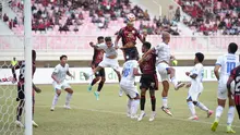Bek asing Persipura Jayapura, Artur Vieira, saat menanduk bola di depan gawang PSIS Semarang pada laga Pegadaian Championship 2025/2026 yang berlangsung di Stadion Lukas Enembe, Jayapura, Sabtu (20/9/2025). (Dok. Persipura)