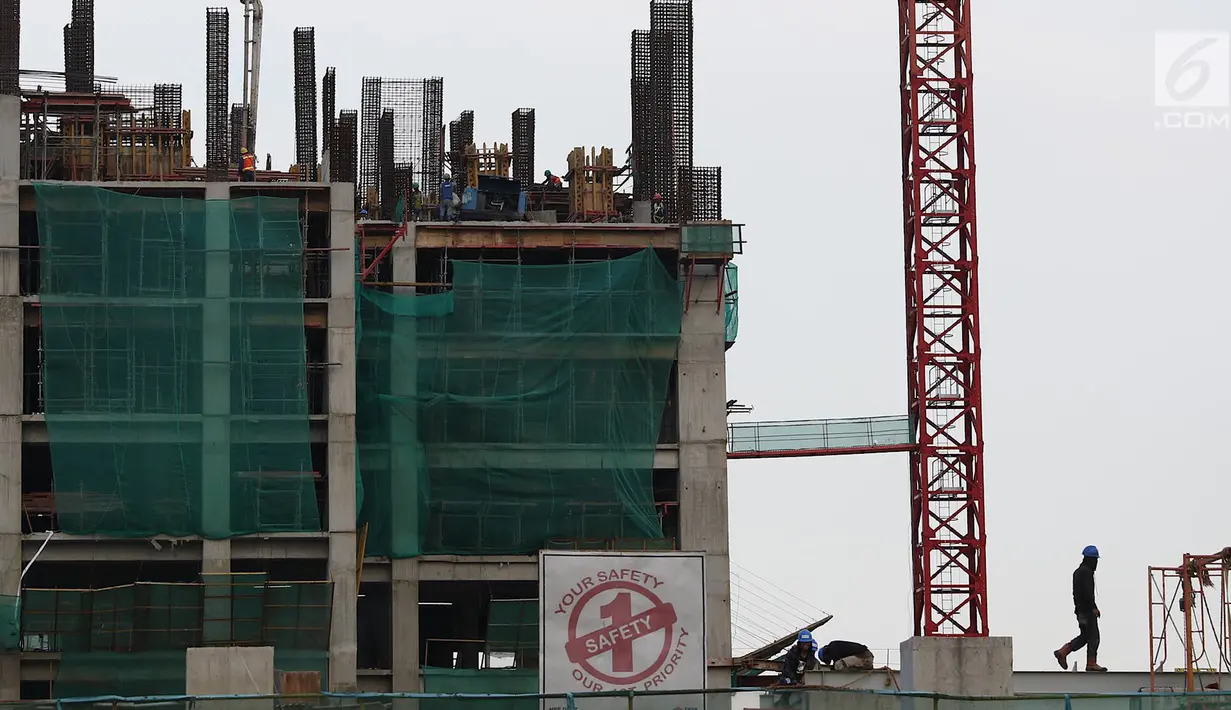 Pekerja menyelesaikan pembangunan gedung bertingkat di Jakarta, Senin (25/2). Menurut proyeksi Economist Intelligence Unit (EIU), ekonomi Indonesia tahun ini diperkirakan berada di kisaran 4-6 persen. (Liputan6.com/Immanuel Antonius)