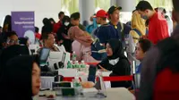 Suasana saat para pelamar kerja disabilitas menghadiri acara Job Fair Disabilitas bertajuk Cinta Disabilitas di Lapangan Banteng, Jakarta, Sabtu (3/12/2022). Sebanyak 20 perusahaan dari BUMD DKI Jakarta dan perusahaan swasta lainnya yang ikut serta dalam acara ini. (merdeka.com/Imam Buhori)