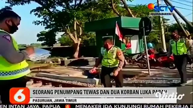 Video amatir memperlihatkan kondisi mobil yang baru saja tertabrak kereta api komuter, jurusan Bangil-Porong-Surabaya, di perlintasan kereta tanpa palang pintu di Desa Bengok Beji, Kecamatan Beji, Pasuruan, Minggu sore.