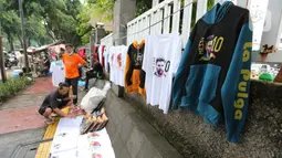 Pertandingan Timnas Indonesia Vs Argentina membuat pedagang ketiban rezeki berlimpah. Mereka kompak berjualan aneka macam merchandise di antaranya baju, Jersey, syal, topi, dll. (Bola.com/Muhammad Iqbal Ichsan)