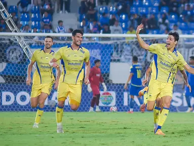 Pemain Persib Bandung, Federico Barba, melakukan selebrasi setelah mencetak gol ke gawang Arema FC pada laga pekan keenam BRI Super League 2025/2026 di Stadion Kanjuruhan, Kabupaten Malang, Senin (22/9/2025) sore WIB. (Bola.com/Iwan Setiawan)