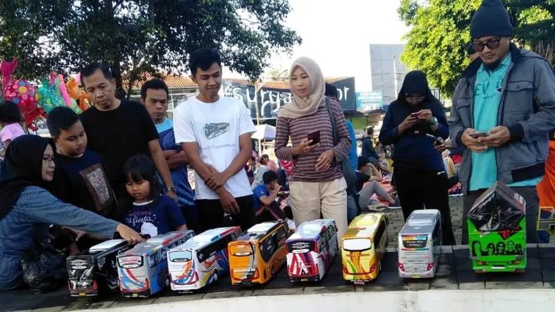 Miniatur bus dijejer rapi layaknya di terminal dalam Car Free Day (CFD) Banjarnegara. (Foto: Liputan6.com/Zaki untuk Muhamad Ridlo)