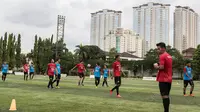 Para pemain Bali United usai menjalani latihan di Lapangan Pertamina, Simprug, Jakarta, Rabu (6/4/2016). (Bola.com/Vitalis Yogi Trisna)