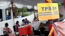 Suasana pemungutan suara ulang di TPS 01 Gambir, Jakarta, Sabtu (22/4). Terdapat 624 DPT dan 5 DPT tambahan yang ada di TPS 01, Gambir, Jakarta Pusat. (Liputan6.com/Helmi Fihriansyah)