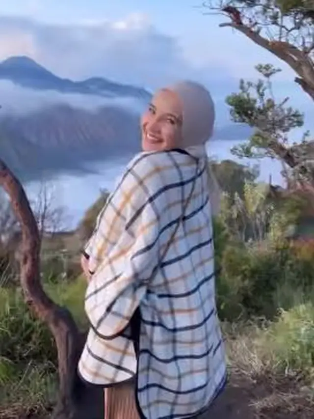 Zaskia Sungkar dan keluarga ke Bromo (Instagram/zaskiasungkar15)