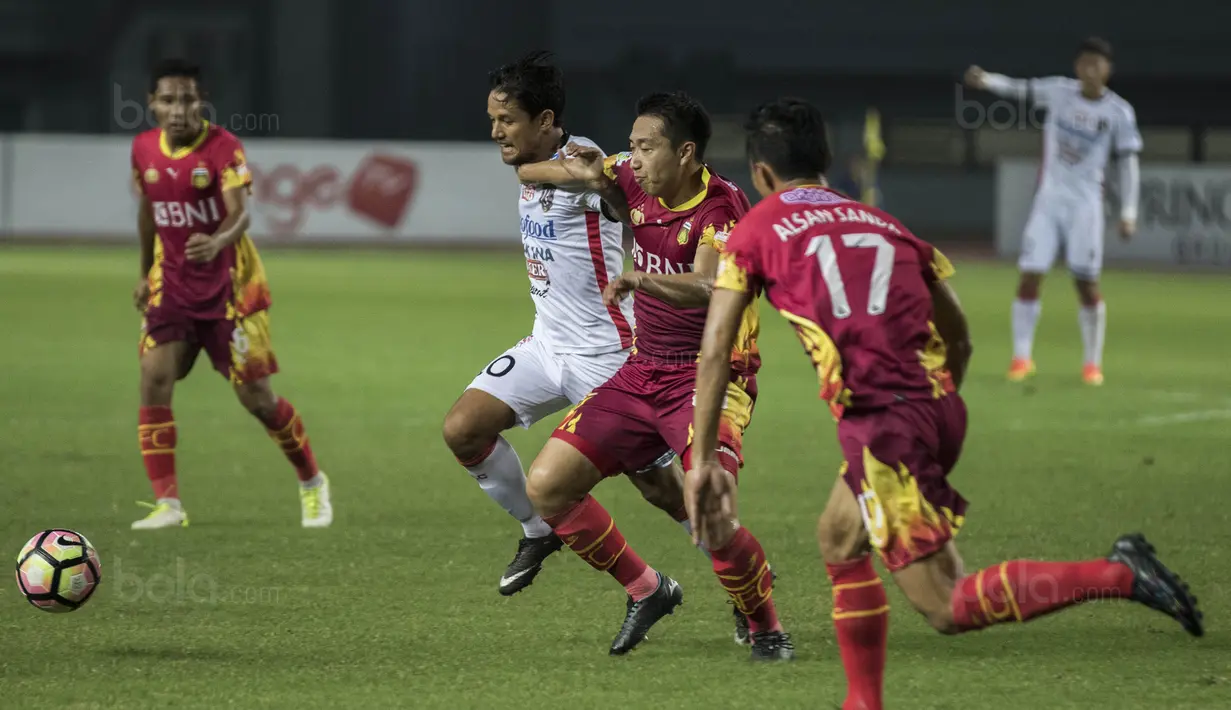 Gelandang Bali United, Irfan Bachdim, berusaha melewati gelandang Bhayangkara FC, Lee Yoo-joon, pada laga Liga 1 Indonesia di Stadion Patriot, Bekasi, Jumat (29/9/2017). Bhayangkara menang 3-2 atas Bali. (Bola.com/Vitalis Yogi Trisna)
